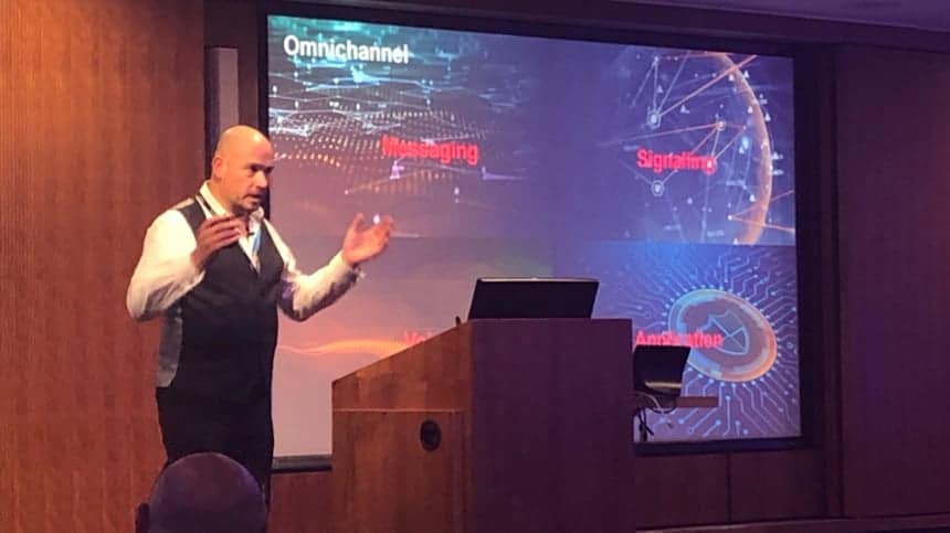 Man explains Omnichannel threats on stage